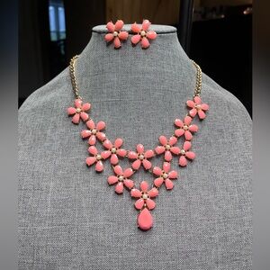 NEW. Gold Tone Pink Jewelry Set(Necklace/Earrings)